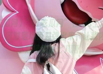 “17吃瓜网”在ios上真太贴心了，随时随地消息弹出来，让我内心的小鹿撞得乱七八糟。