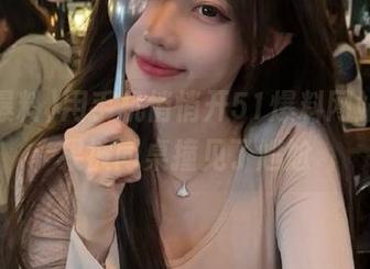 用手机悄悄开51爆料网站，结果被同桌撞见了尴尬