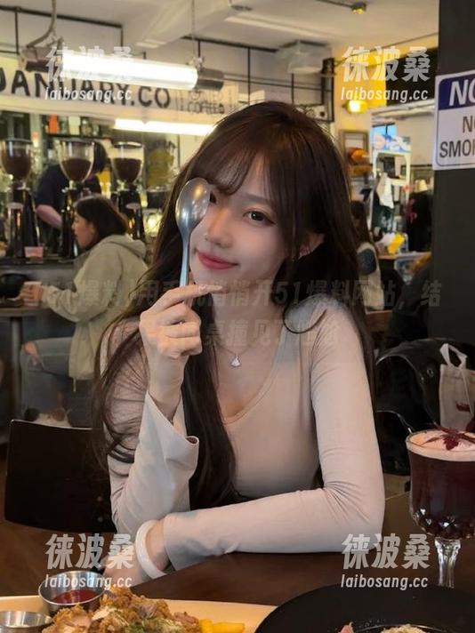 用手机悄悄开51爆料网站，结果被同桌撞见了尴尬