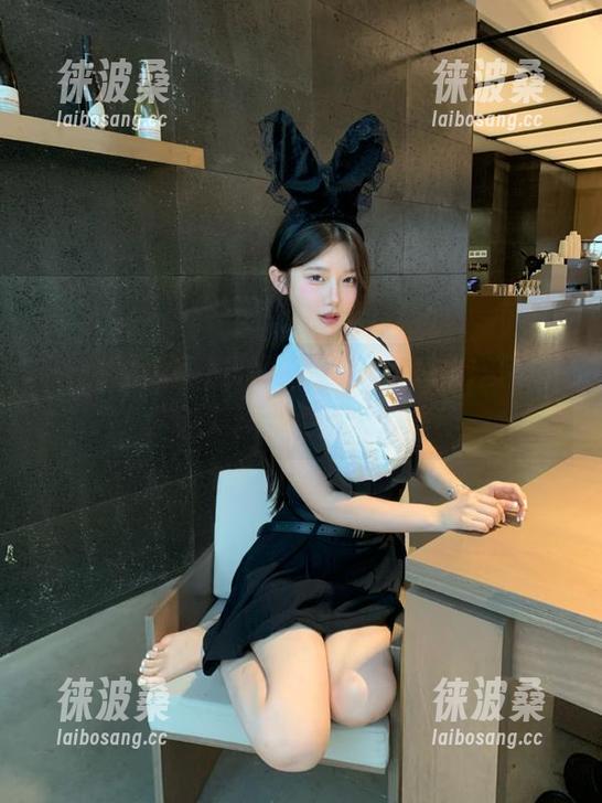 扫描二维码，718吃瓜网带你进入永久的娱乐漩涡！