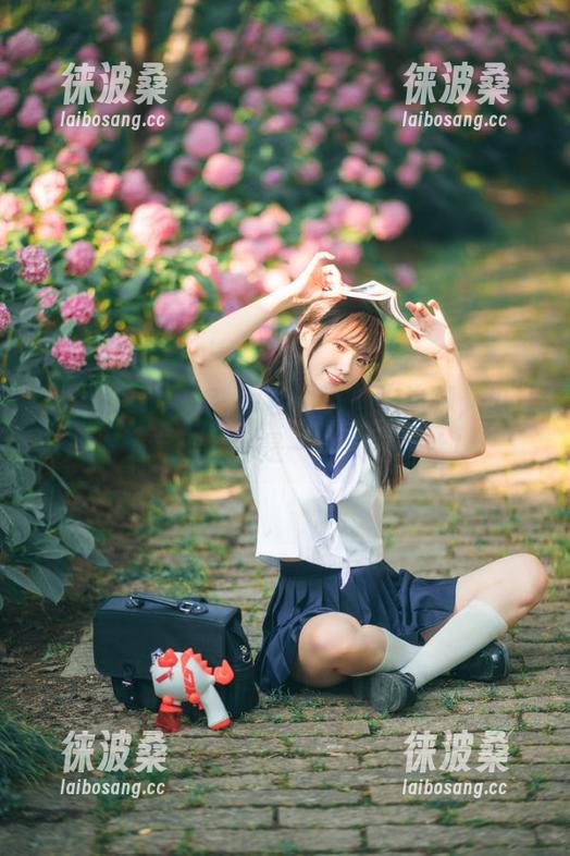 998.su官网：边吃边聊，瓜汁滴到键盘上也是一种人生体验！