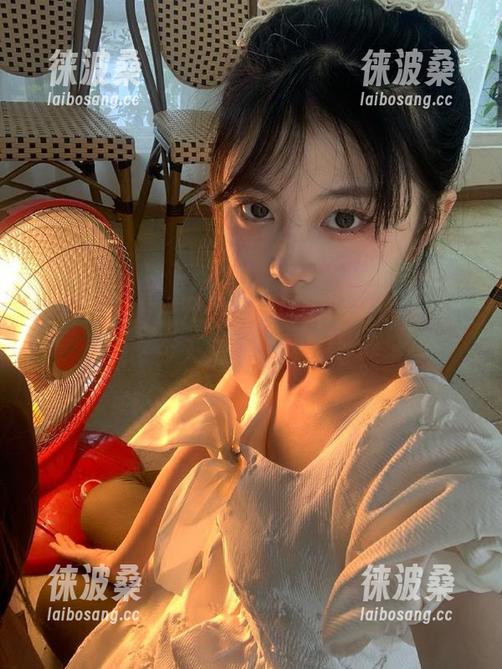 点开黑料社区app官网入口，今天又要吃个痛快